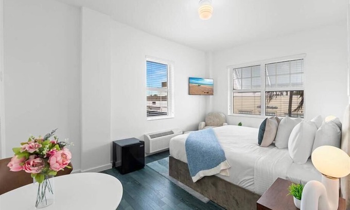 West Avenue Hotel | Walkable South Beach Studio | Steps to Miami Attractions