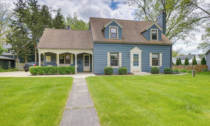 Mequon Casa | Walkable Thiensville Retreat Near Hiking!