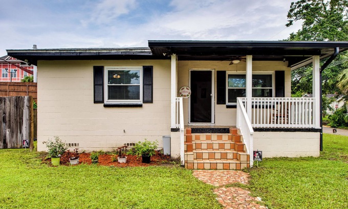 Griffin Heights Casa | Walkable to FSU Campus: Cozy Retreat w/Deck!