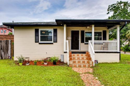Griffin Heights Casa | Walkable to FSU Campus Cozy Retreat with Deck!