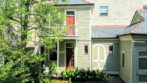 Faubourg Livaudais Apartamento | Walker Mansion on St Charles Ave - Unit 7