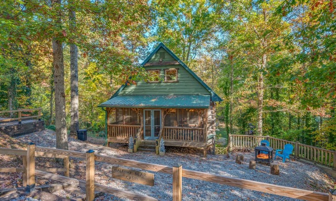 Lynn Cabina | Walking Bear Cabin | Peaceful Cabin Near TIEC with Fire Pit and Games