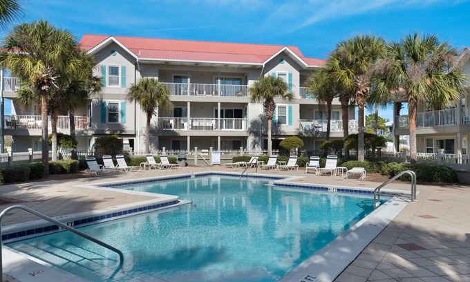 Seagrove Beach Condominio | Walking Distance to Beach, Large Pool, Ground Floor +Free Attraction Tickets!