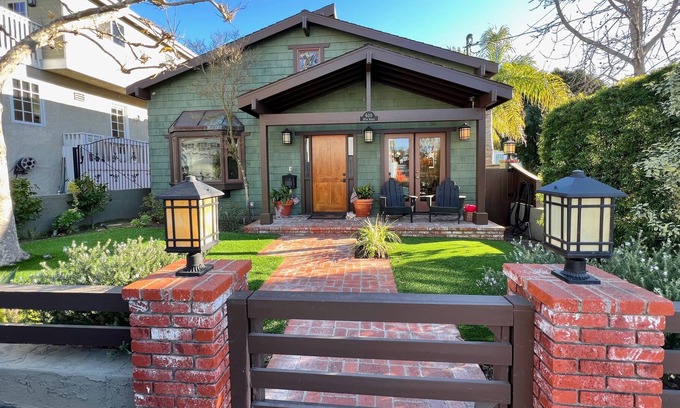 Tree Section Casa | Walking distance to the beach - Tree section home with backyard