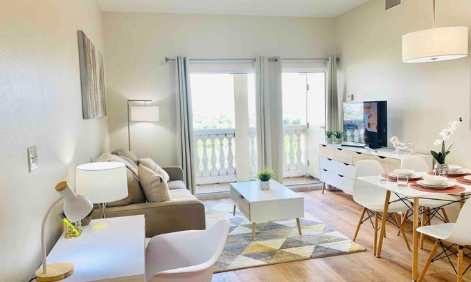 Florida Center Apartamento | Walking Distance from Universal One Bedroom Resort