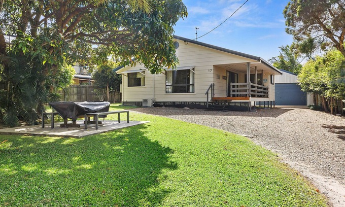 Tin Can Bay Casa | Walking distance to water and Pet Freindly!
