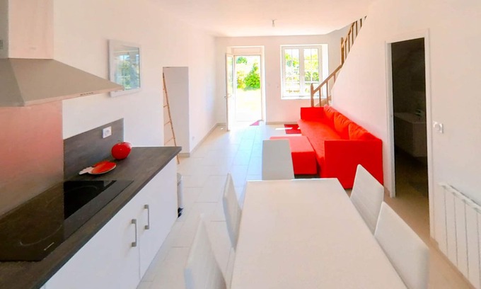 Plouharnel Casa | Walking distance to Sainte Barbe beach. 3 bright bedrooms, 2 bathrooms, enclosed garden.