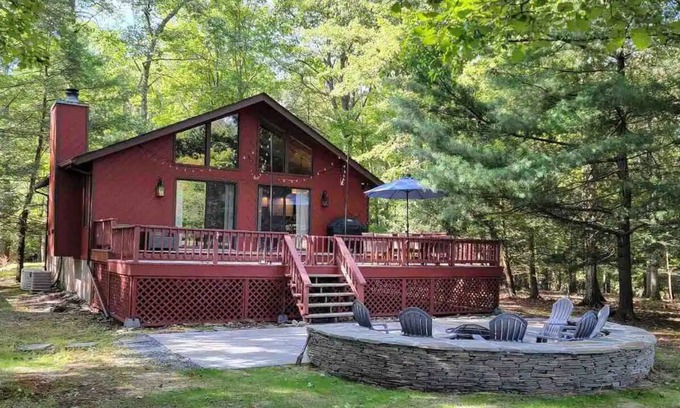 Greentown Casa | Walking distance to lakes and golf course