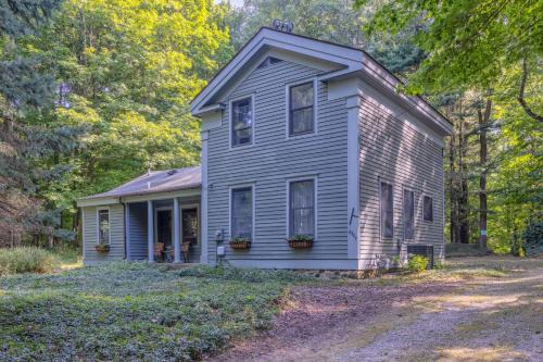 Fennville Casa | Walking distance to Lake Michigan! Cozy Cottage