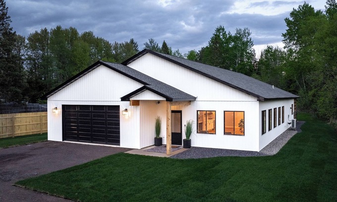 Duluth Casa | Walking distance to Pike Lake beach, hot tub & game room, pet friendly
