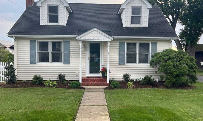 Rock Hall Casa | Walking distance to restaurants and marinas...dog-friendly!