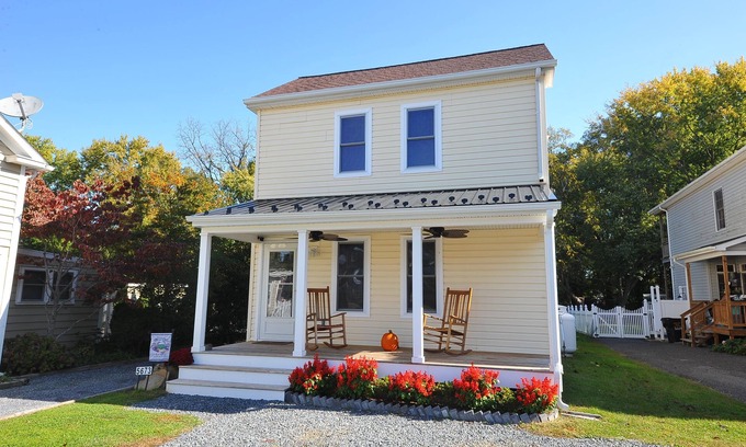 Rock Hall Casa | Walking distance to shopping, restaurants, entertainment, and the Chesapeake Bay
