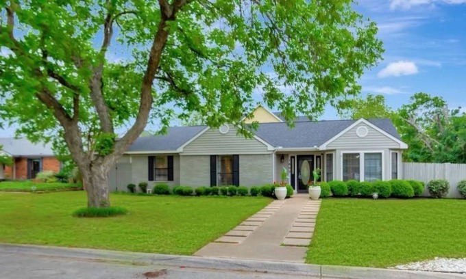 Grapevine Casa | Walking distance to the lake, Pool/Hot tub/Slps12/less than 2 miles from Main ST