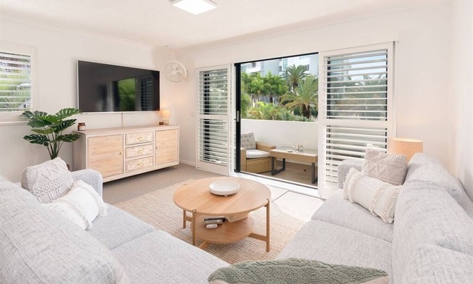 Labrador Apartamento | Walking distance to the Broadwater, Spacious 3 x Bedroom walk up Unit