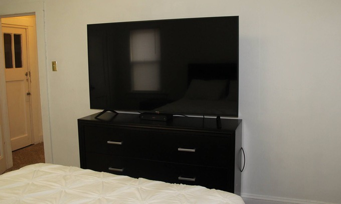 Monticello Apartamento | Walking distance to food, library, post office, banks, and more.