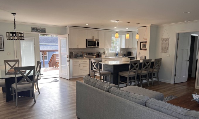 Myrtle Grove Casa | Walking distance to the ICW, mancave with a pool table and outdoor kitchen.
