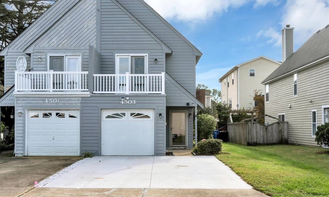Chic's Beach Casa | Walking distance to the beach and restaurants!