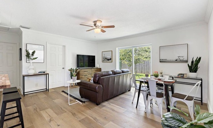 Sailboat Bend Condominio | Walking on Sunshine – 2BR, 1BA Near Riverwalk