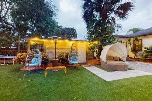 Poinciana Park Casa | Walking On Sunshine