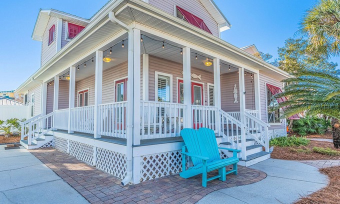 Clipper Cove Casa | Walking on Sunshine - 5 mins to beach, white picket fence neighborhood!