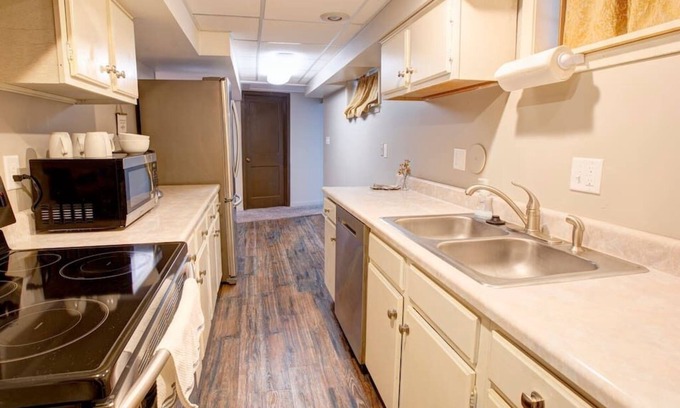 Lincoln Apartamento | Walkout Basement Near Country Club!
