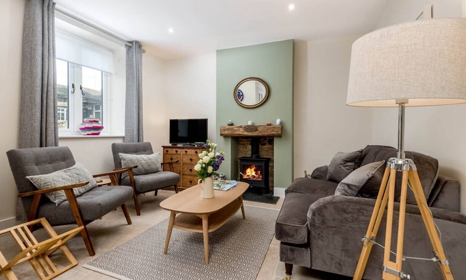 Burford Cabaña | WALL COTTAGE, family friendly, with a garden in Burford