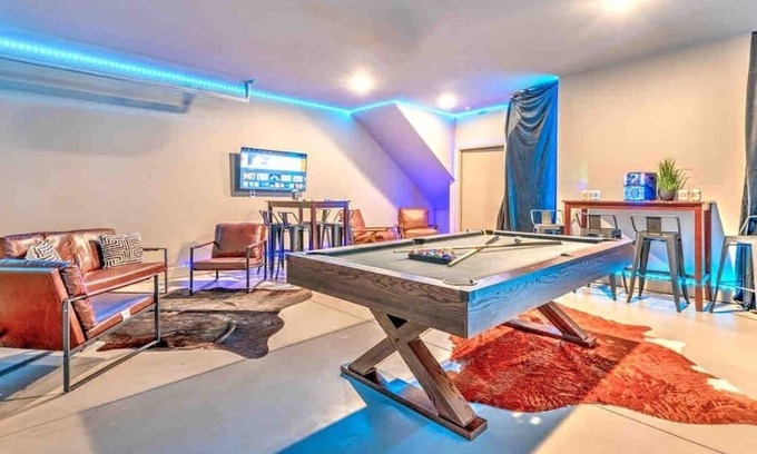 Haynes Area Casa | Wallen World-Lux Home w/14 Beds! Game Room/Rooftop