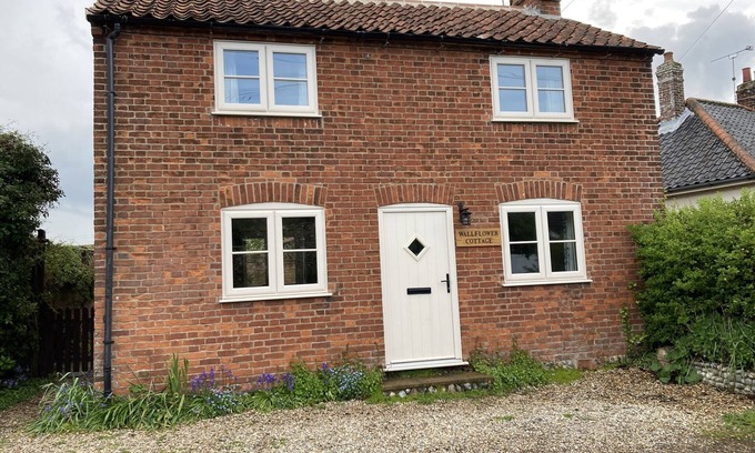 Hickling Cabaña | WALLFLOWER COTTAGE, pet friendly, with open fire in Stalham