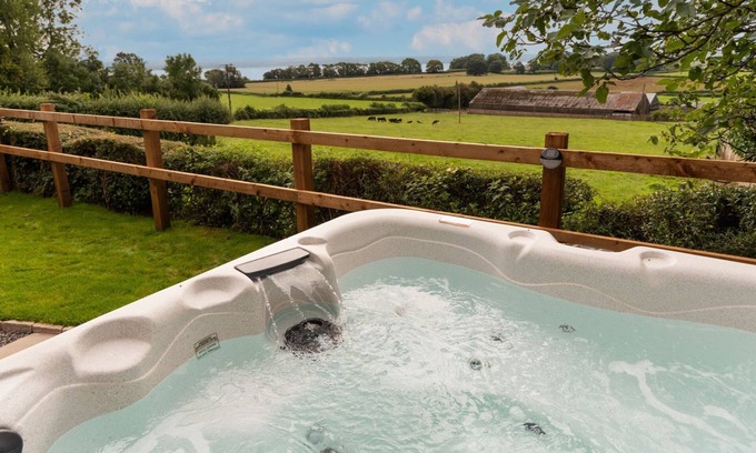 Tidenham Cabaña | Wallhope Escape - sleeps 6 guests in 3 bedrooms