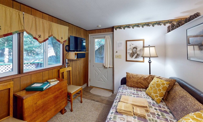 Joseph Apartamento | Wallowa Lake historic studio with private deck, mountain view, & nearby pond