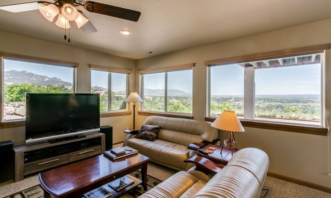 Southwest Colorado Springs Apartamento | Apartamento en la cima de la montaña con vistas a la ciudad ... vistas a la montaña y luces de la ciudad ...