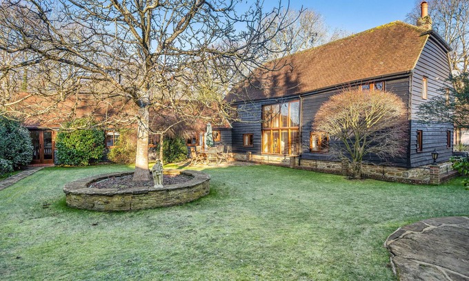 Horsham Casa | Walnut Barn - 5 bedrooms - sleeping up to 10.