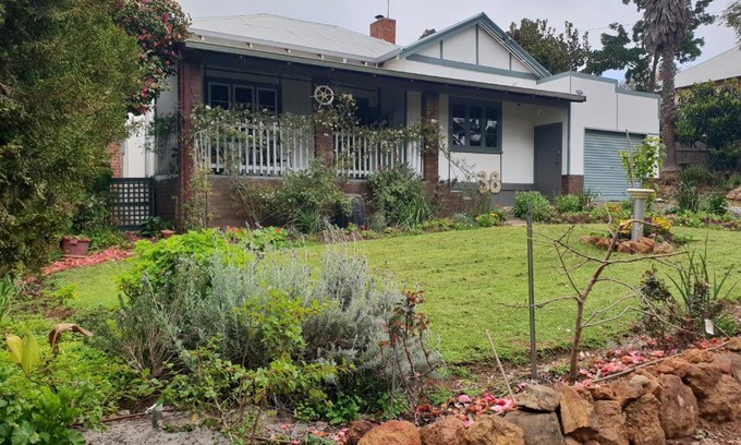 Bridgetown Casa | Walnut Cottage - 2 bedroom pet friendly country cottage