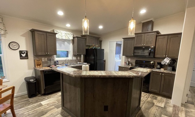 Sextonville Casa | Walnut Getaway. Quiet Country Retreat. Dog friendly.