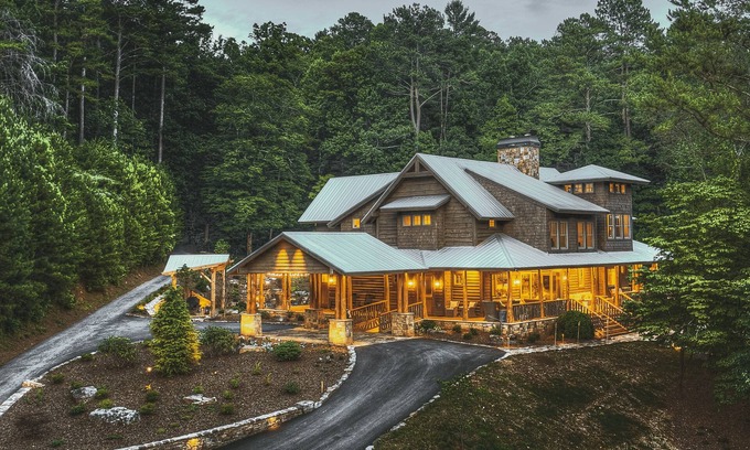 Ellijay Cabina | Walnut Grove 11-BR Lodge: corporate retreats & reunions - on 280 private acres