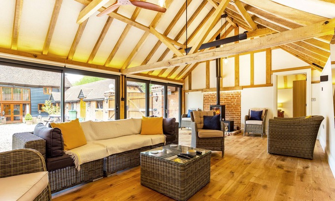 Horsham Apartamento | Walnut Studio - perfect space for wellness retreats, functions, fine diningn