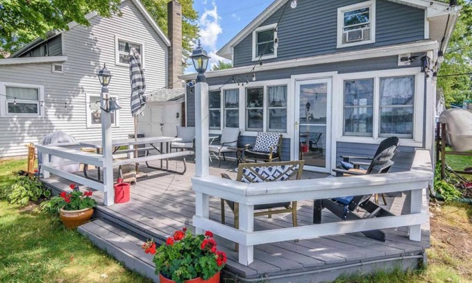 Brooklyn Cabaña | Wampler’s Lake Adorable 3-bedroom Lakefront Cottage 🏡🐟🛶☀️
