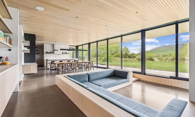New Paltz Casa | 4Bed/4Bath Luxury NY Home w/ Hot Tub, Sauna & Gym