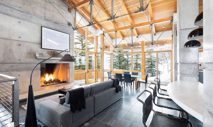 Highland Meadows Casa | Architectural gem with Hot Tub, minutes to town - Pet friendly!