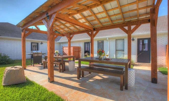 Fredericksburg Casa | Wanderlust #2 Hot Tub Shared Outdoor Space