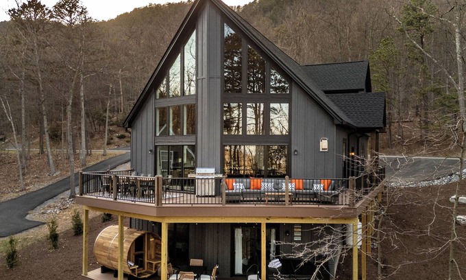 Massanutten Casa | Wanderlust Villa – Spacious Mt cabin w/ Game room, Hot tub and Karaoke nights !