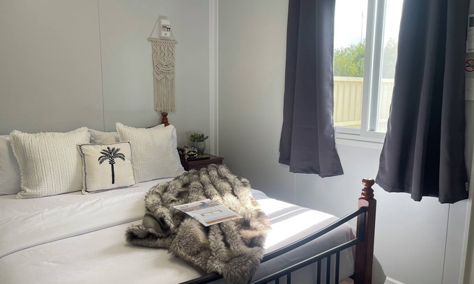 Wannanup Cabina | Wannanup Retreat Short Stay Accommodation. Pet-Friendly!