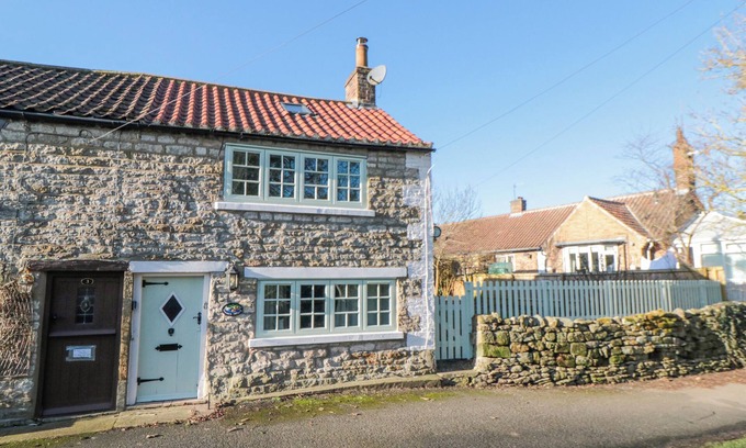 Potter Brompton Cabaña | WANSBECK COTTAGE, pet friendly, with open fire in West Ayton