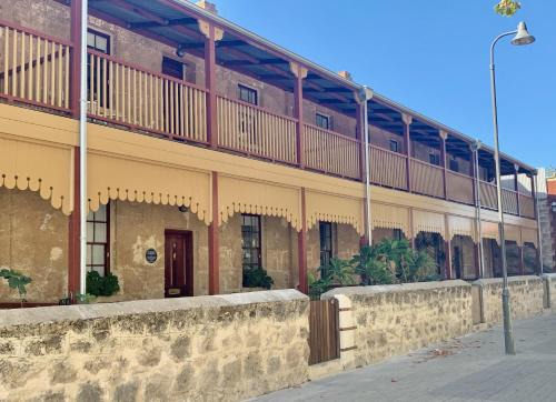 Fremantle Casa | Warders Cottage: Iconic Cottage in the Heart of Freo