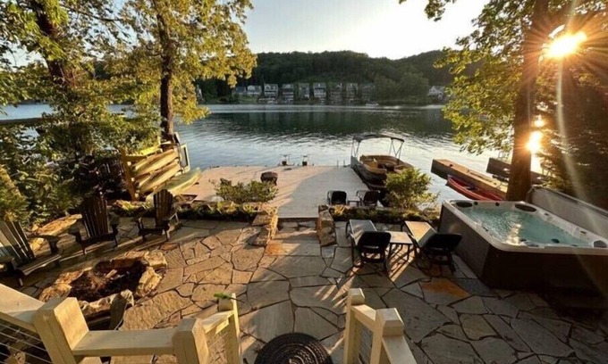 Waleska Casa | Warluskee Luxury Lakefront Cottage w/ Hot Tub