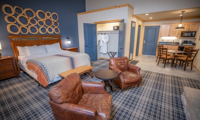 Mammoth Lakes Hotel | Warm Alpine Room Near Mammoth Mountain, Ideal for Relaxing After Ski Adventures