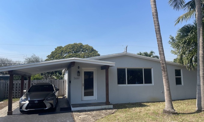 North Andrews Gardens Casa | Warm and cozy fully remodeled 2/1 house with tons of natural light and gas range