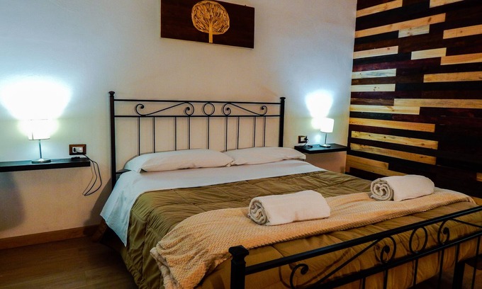 Piazza Armerina Cama Y Desayuno | Warm and cozy room with handcrafted recycled wood finishes