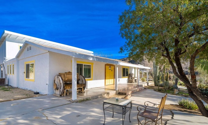 Morongo Valley Casa | Warm and inviting Rancho Morongo 2-story Gem