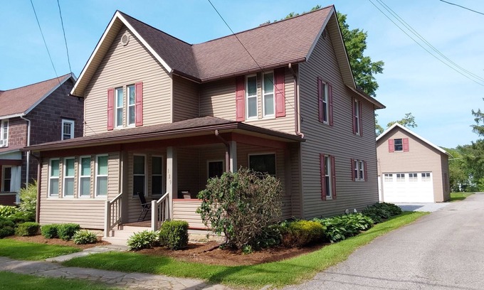 Loudonville Casa | Cálido y acogedor hogar en el centro lejos de casa